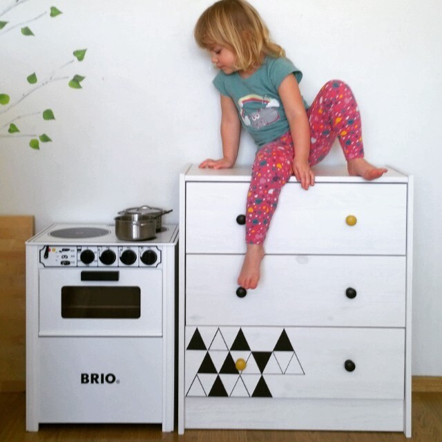 Оригінальний комод в інтер'єрі: переробка старих меблів для економії у 2026