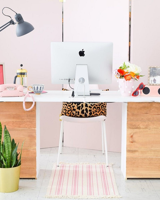 Організація простору за допомогою оновленого та стильного комода в кімнаті.