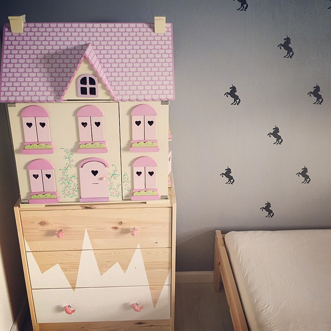 Комод як тумбочка в спальні: організація зберігання особистих речей.