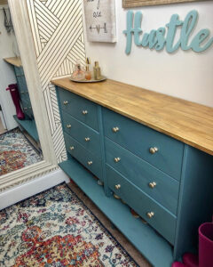 Апсайклінг комода: нове життя старих меблів – ідеї 2026 — Комод у передпокої