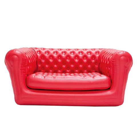 Підвісне крісло-гойдалка для відпочинку на невеликій дачній ділянці серед зелені.