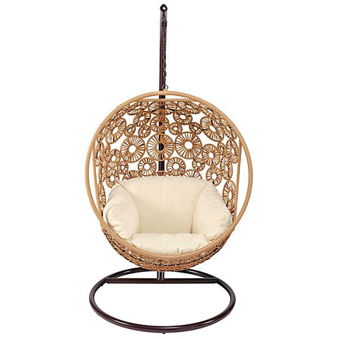 Гамак, підвішене крісло та садові меблі для відпочинку на маленькій ділянці.