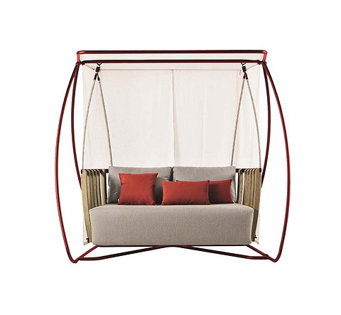 Зручний гамак для відпочинку на дачі серед зелені та квітів.