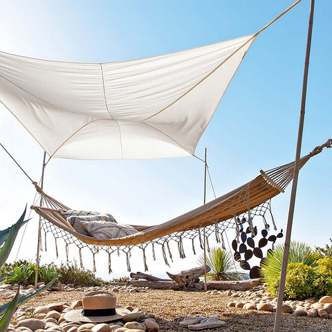 Комплект садових меблів для відпочинку на маленькій дачі: стіл та плетені крісла.