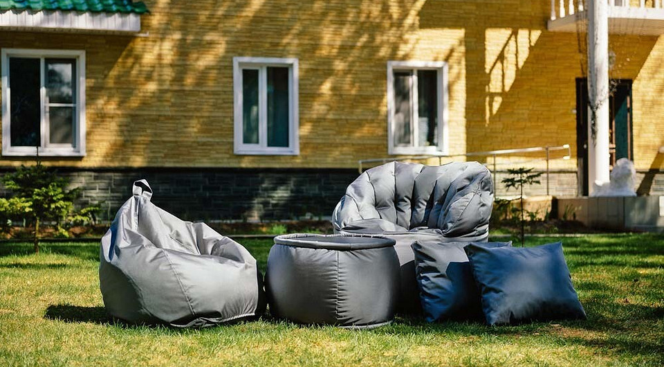 Різноманітні садові меблі для відпочинку на невеликій дачній ділянці: гамак, крісла, гойдалки.