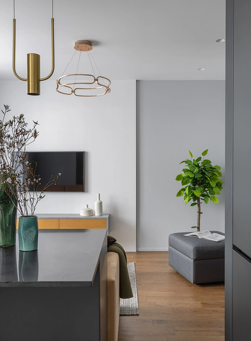 Меблі притиснуті до стін: відсутність центрального елементу та відчуття порожнечі в кімнаті.