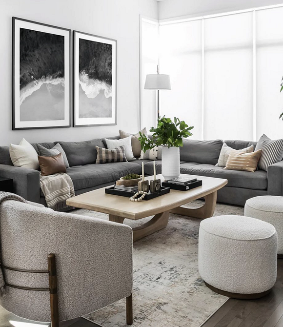 Неправильна розстановка меблів: заблокований прохід та обмежений доступ до вікна в кімнаті.