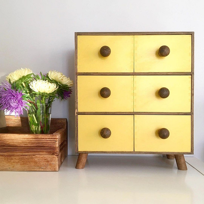 Вибір якісних мас-маркет меблів: стильні предмети для дому в мінімалістичному стилі.