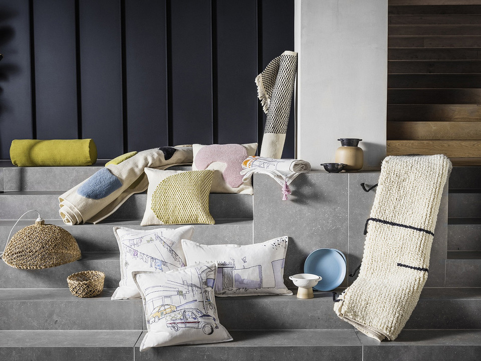 Затишна вітальня з мас-маркет меблями та лляним текстилем, акцент на деталях.