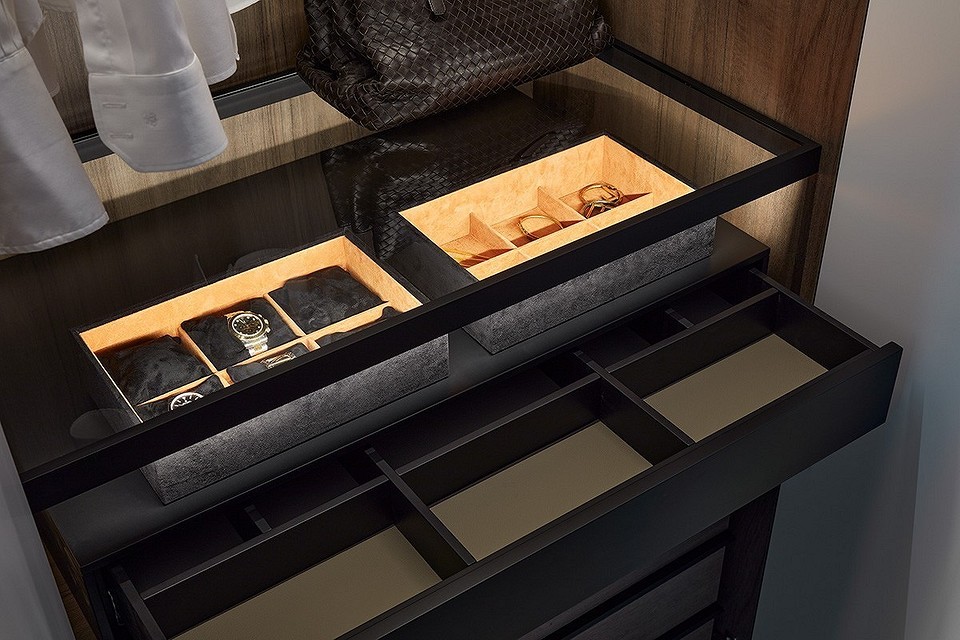 Економне світлодіодне освітлення в шафі: стильний вигляд та економія енергії.