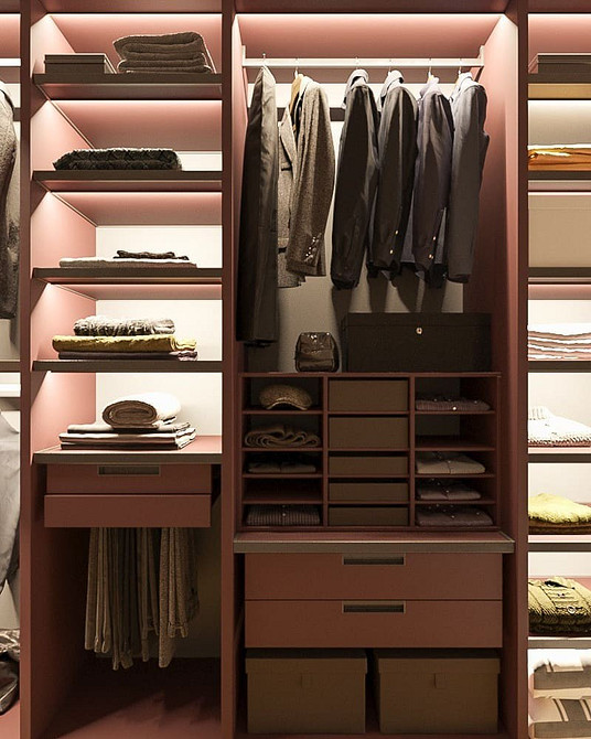 Організація внутрішнього освітлення гардеробу з використанням світлодіодів та датчиків руху.