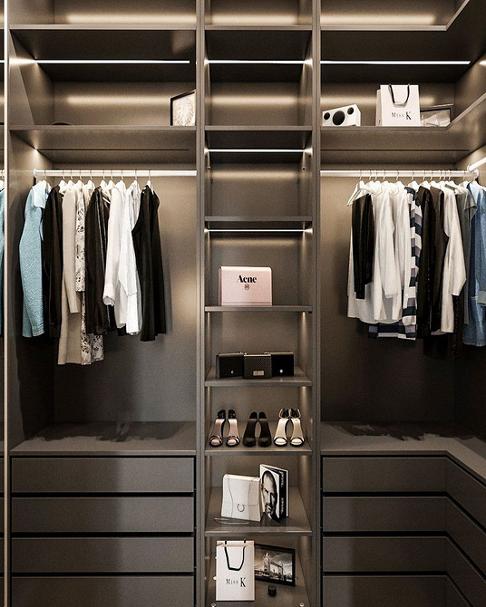 Дизайн інтер'єру шафи з підсвіткою для зручного зберігання одягу та аксесуарів.