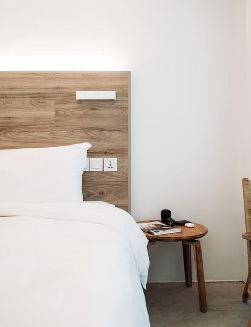 Дизайн маленької спальні з креативною альтернативою приліжковій тумбочці, інтер'єрні рішення.