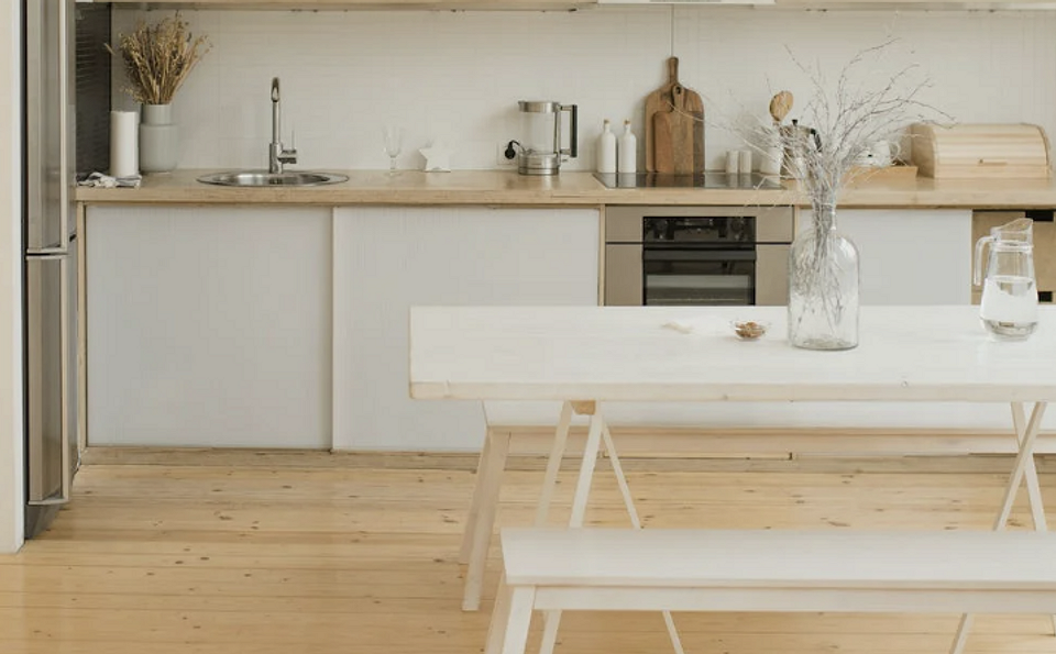 Ідеї для організації простору біля ліжка без тумбочки, альтернативи меблів, компактні рішення.