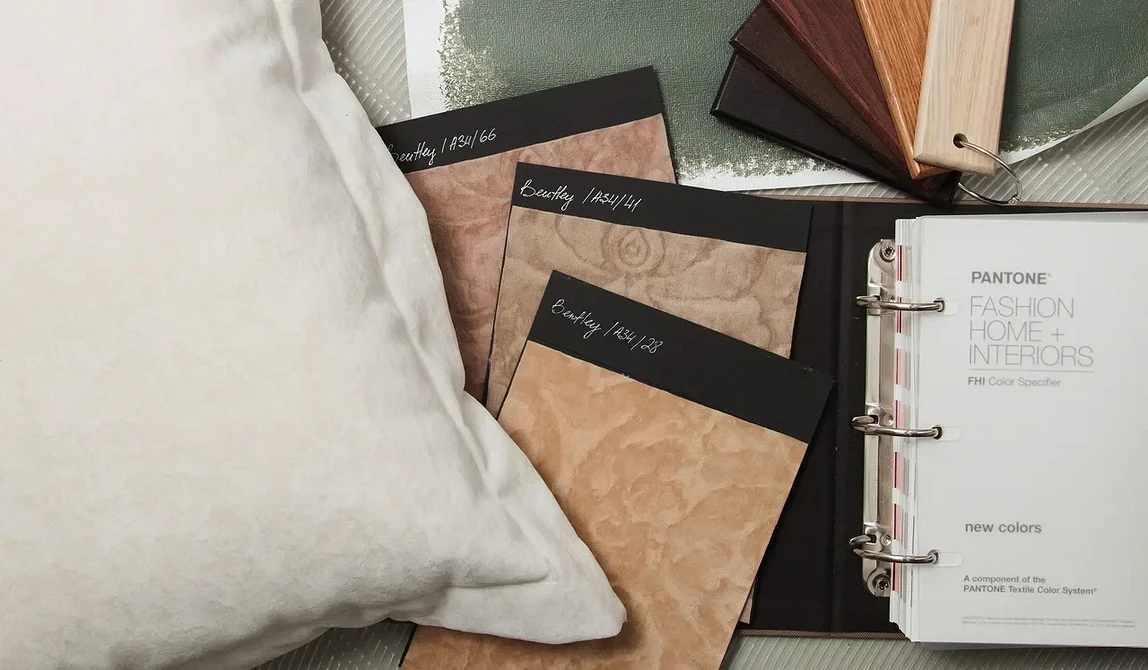 Тканина для оббивки: стильний диван з м'якою та приємною на дотик тканиною