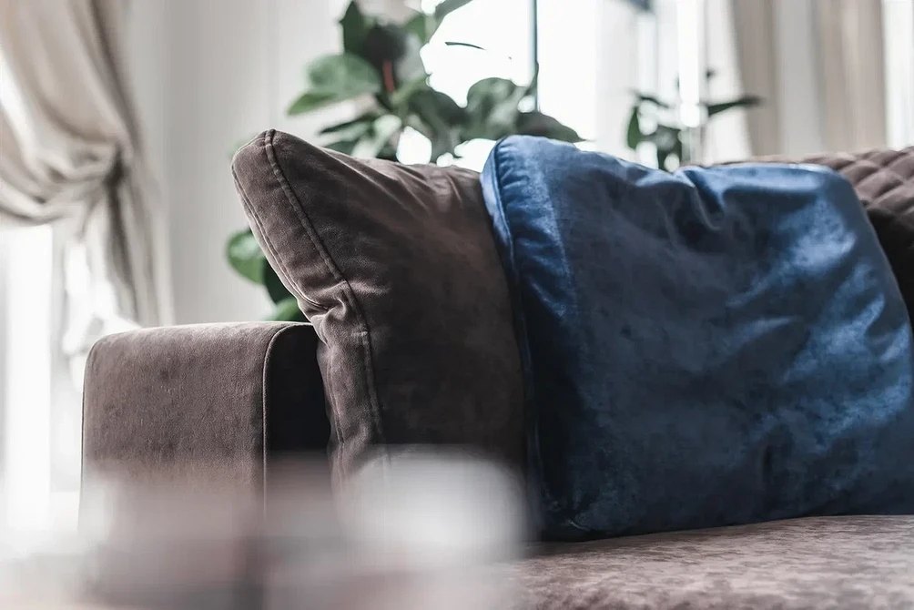 Сучасні тканини для диванів: тренди в обивці та характеристики меблевих матеріалів.