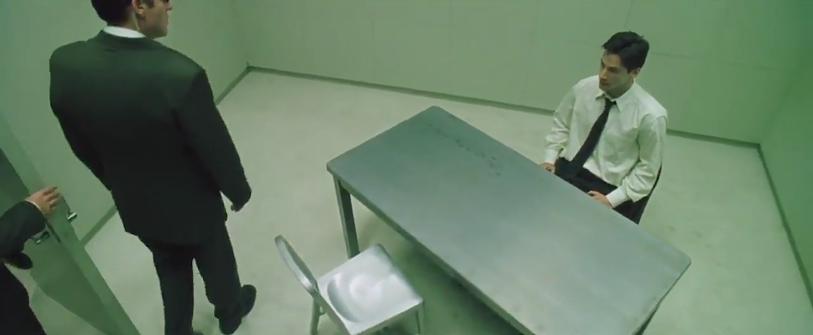 Колаж культових меблів з фільмів: стілець Navy, торшер Arco та крісло Барселона.