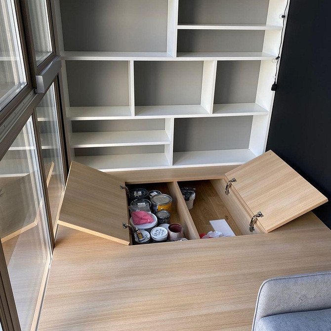 Подіум: рівень простору Креативний дизайн вітальні 2026 з подіумом, що візуально збільшує простір.