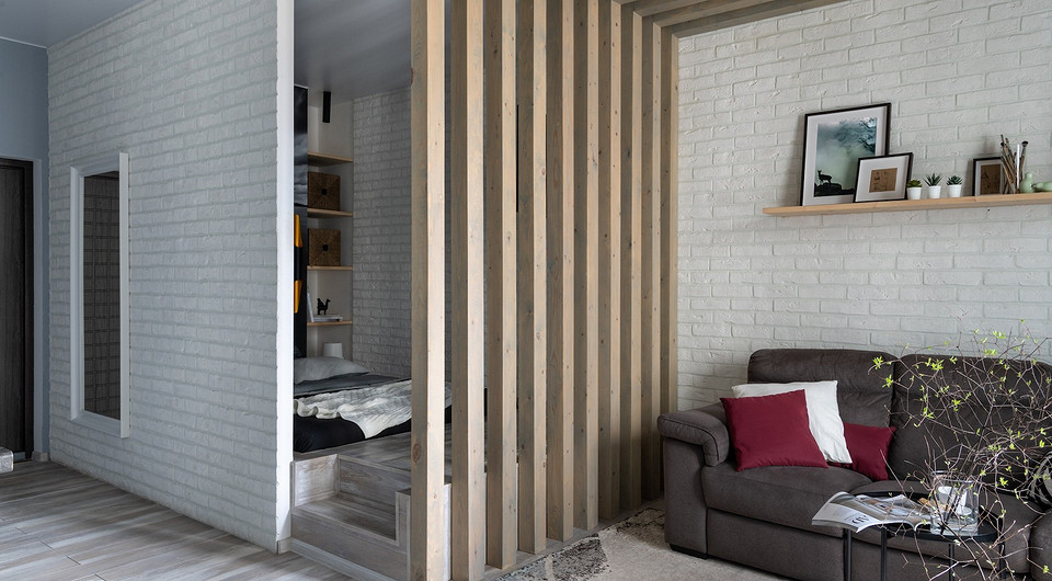 Подіум: зберігання та стиль Подіум в інтер'єрі 2026: зонування та додаткове зберігання речей в квартирі.