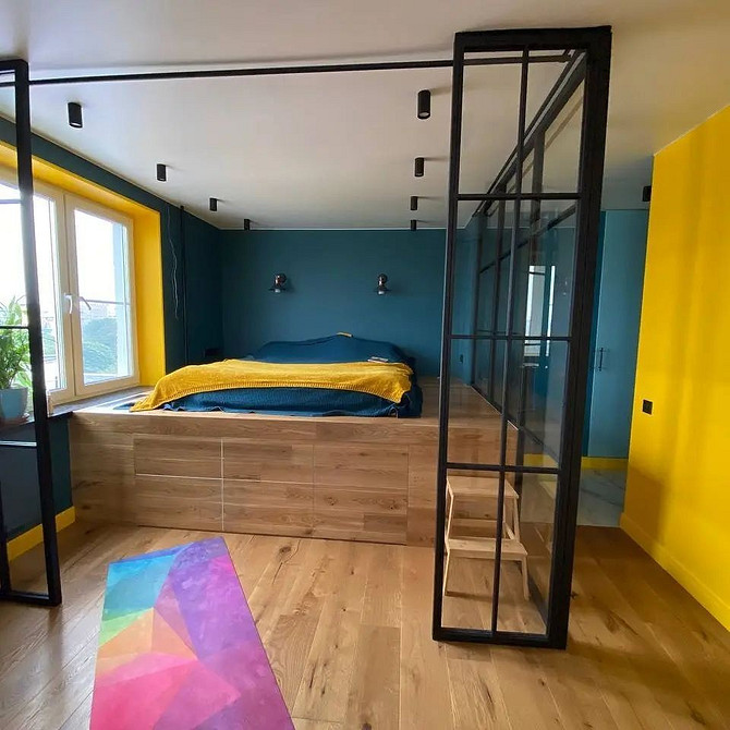 Подіум: зберігання велосипедів Функціональний подіум 2026 в квартирі для зберігання велосипедів та великих речей.