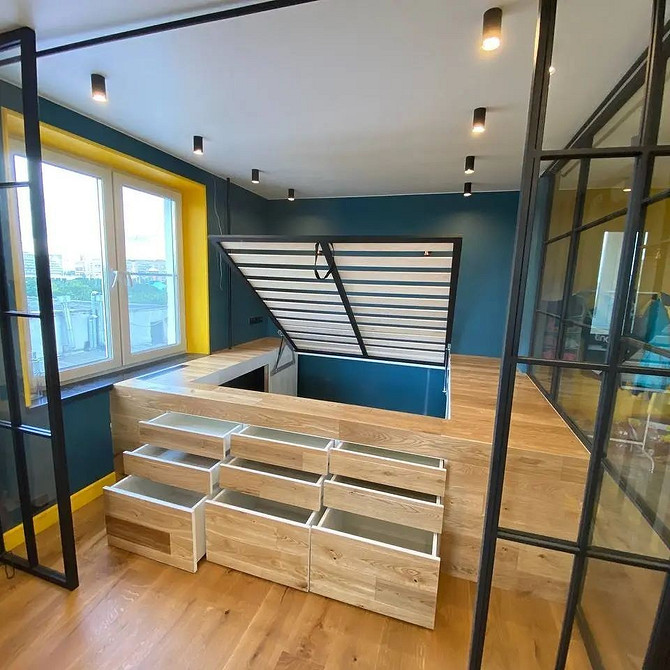 Зона відпочинку на подіумі Інтер'єр 2026 з подіумом, що переходить у зону відпочинку з подушками.