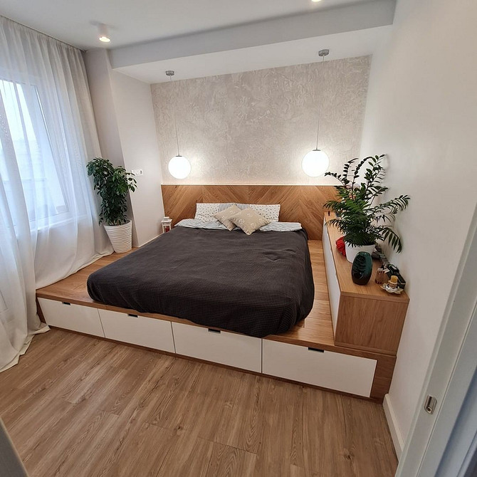 Спальня на подіумі Функціональний інтер'єр 2026: спальня на подіумі з додатковим місцем для зберігання речей.