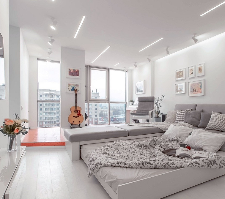 Подіум: стильне рішення Інтер'єр квартири 2026 з подіумом для зберігання речей та оптимізації простору.