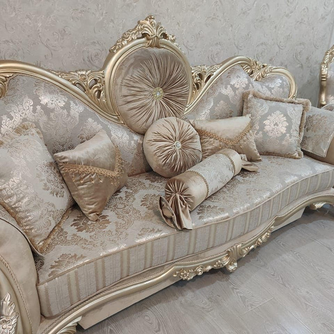 Застарілий диван з масивними підлокітниками у вітальні: антитренд дизайну інтер'єру