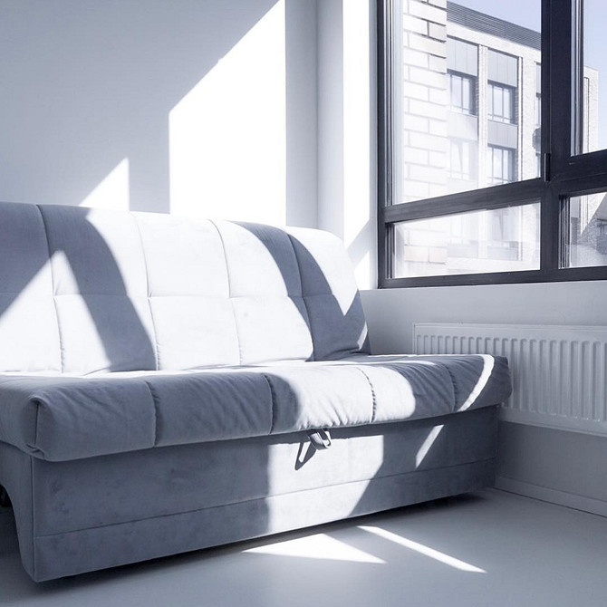 Застаріла модель дивану з низькою посадкою та неактуальною оббивкою в інтер'єрі.