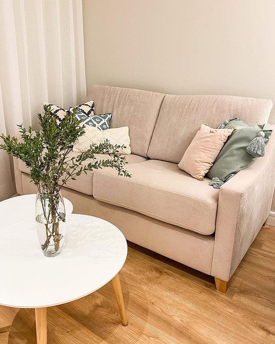 Масивний диван з великою кількістю подушок: антитренд, що вже не актуальний.