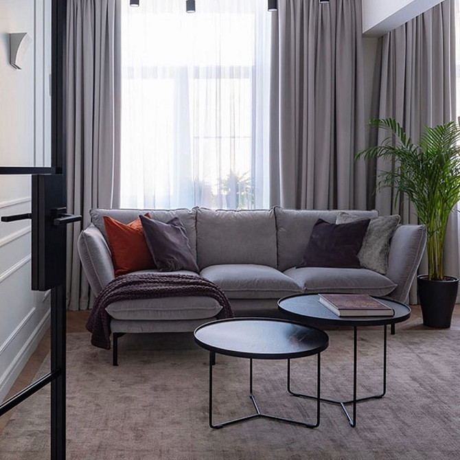 Диван з декоративними елементами: антитренд, що не використовуються в сучасному дизайні.