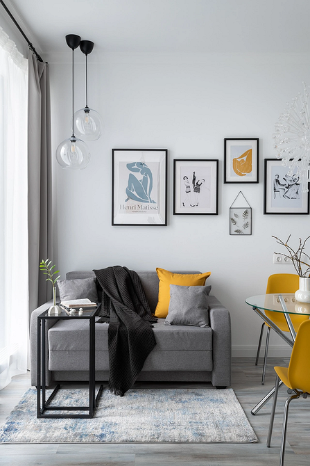 Меблі та зелень Дизайн невеликої кімнати з багатофункціональними меблями та вертикальним озелененням.