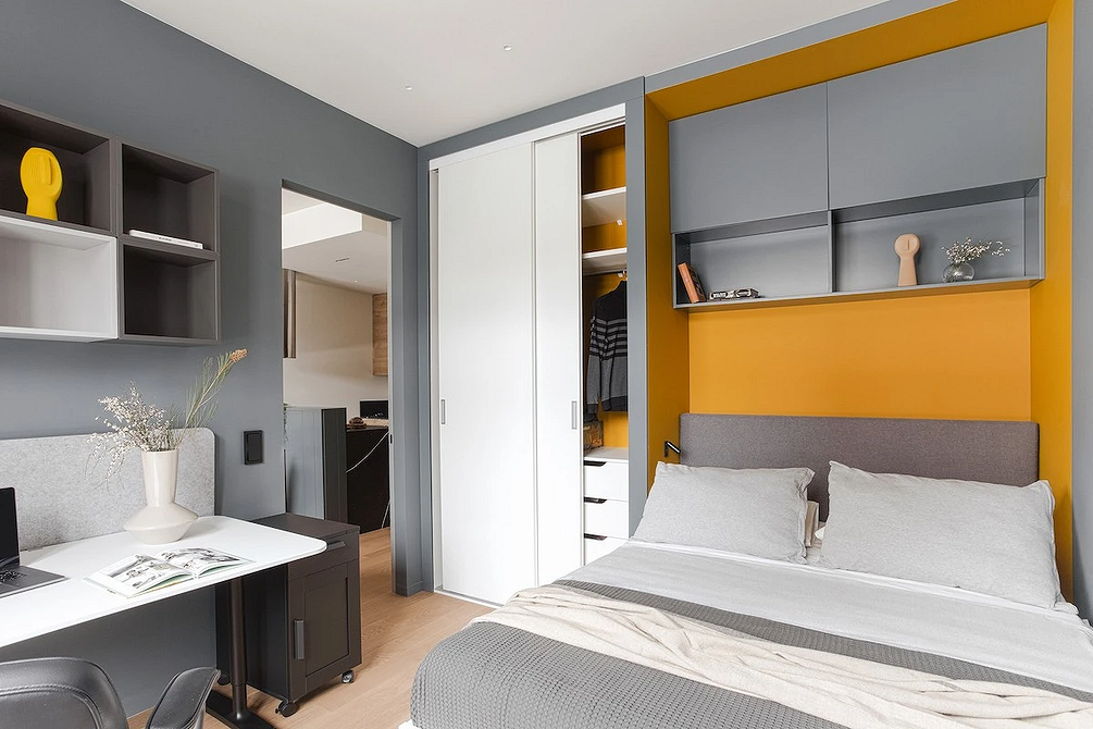 Ергономіка в дії Інтер'єр маленької квартири з ергономічними меблями для оптимізації простору та комфорту.