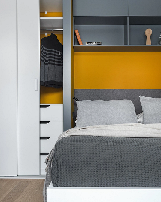 Світло та мінімалізм Дизайн маленької квартири зі світлими тонами та мінімалістичними меблями для створення простору.