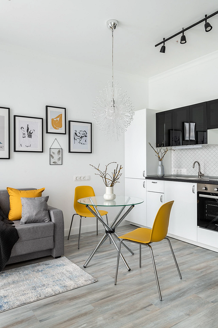 Стильний мінімалізм Інтер'єр маленької квартири з акцентом на мінімалізм та функціональність меблів.