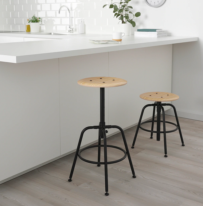 Килими та декор займають місце у маленькій квартирі: непотрібні предмети.