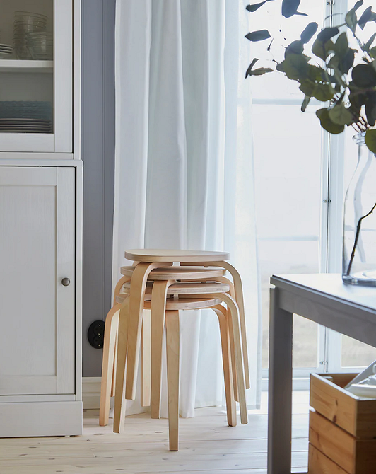 Масивні крісла не підходять для маленької квартири: займають багато місця.