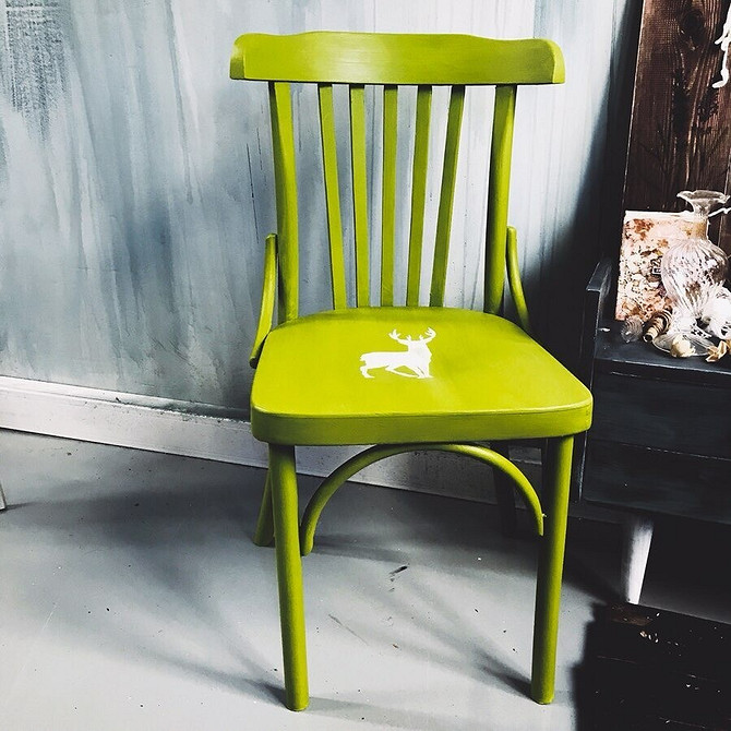 Процес оббивки старого стільця новою тканиною для створення унікального дизайну.