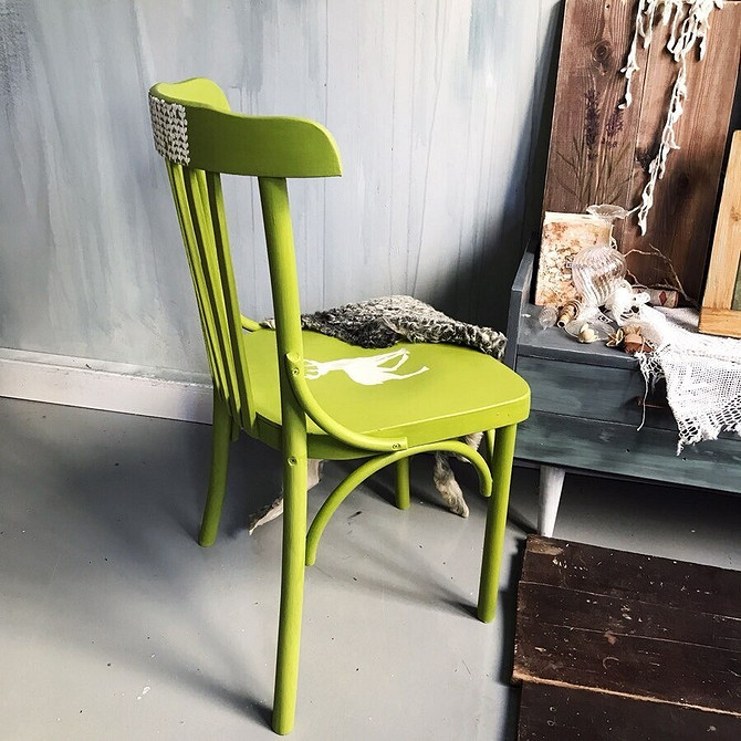 Фарбування дерев'яного стільця в яскравий колір: ідея для оновлення меблів в квартирі.