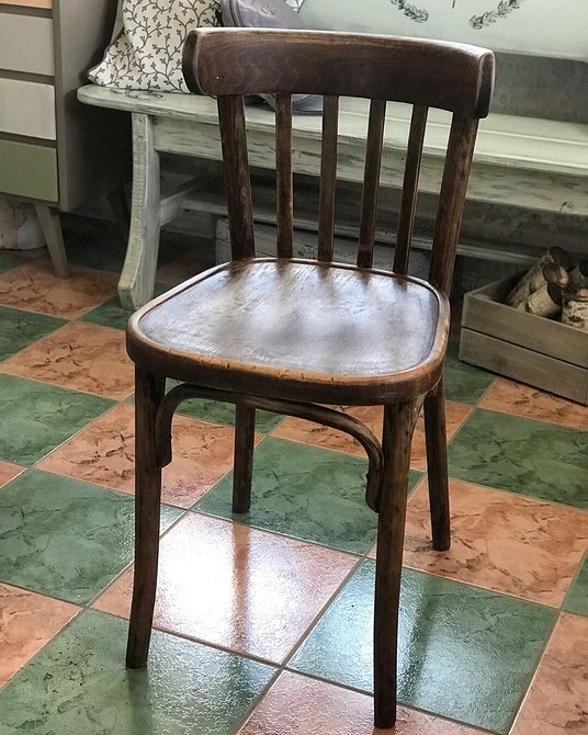 Оббивка стільця новою тканиною: процес реставрації для створення вінтажного вигляду.