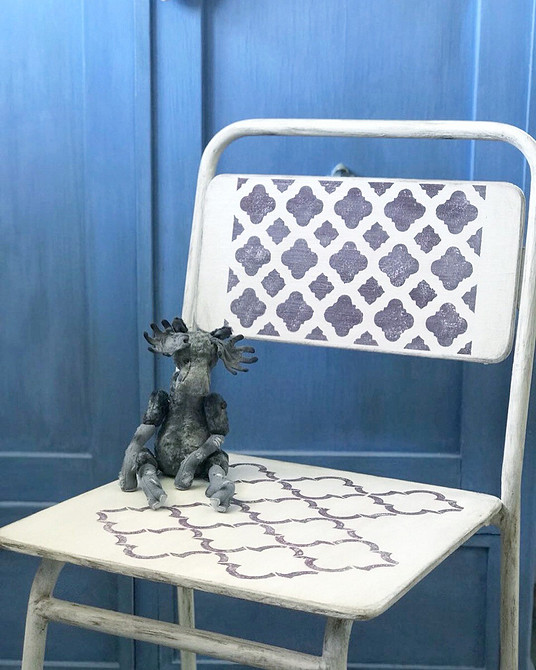 Відновлення старого стільця: перетворення в стильний предмет меблів для дому.