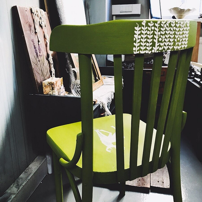 Відновлений стілець з м'якою оббивкою та декоративними цвяхами: реставрація своїми руками.