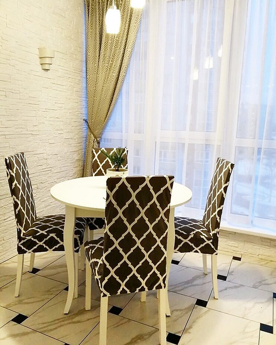 Стильний стілець після реставрації для маленької квартири: економія простору та унікальний дизайн.