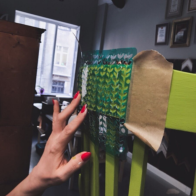 Стілець до та після реставрації: порівняння результату фарбування та нової оббивки.