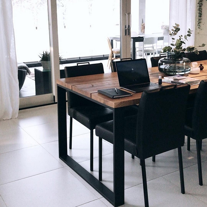 Кімната з темними меблями, правильне освітлення та світлі стіни для затишку у 2026.