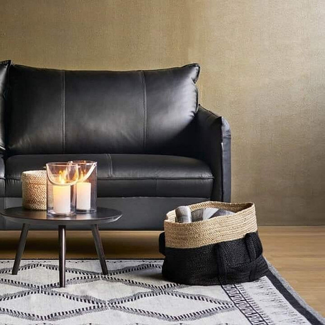 Елегантний інтер'єр з темними меблями, світлі стіни та акцент на освітленні в 2026.