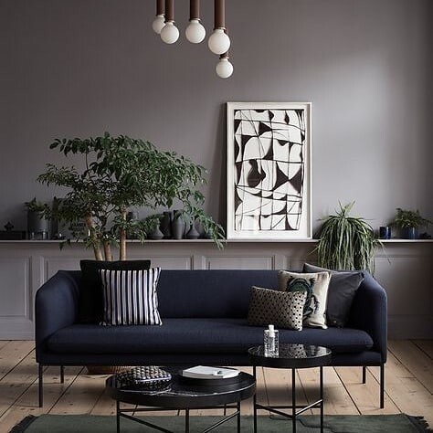 Важливість освітлення кімнати з темними меблями: правильний вибір світла.