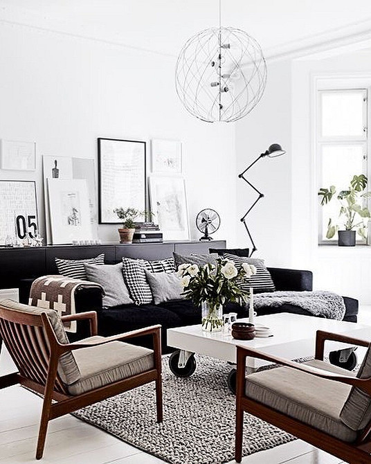 Кухня з темними фасадами, світлою стільницею та сучасним освітленням: тренди 2026