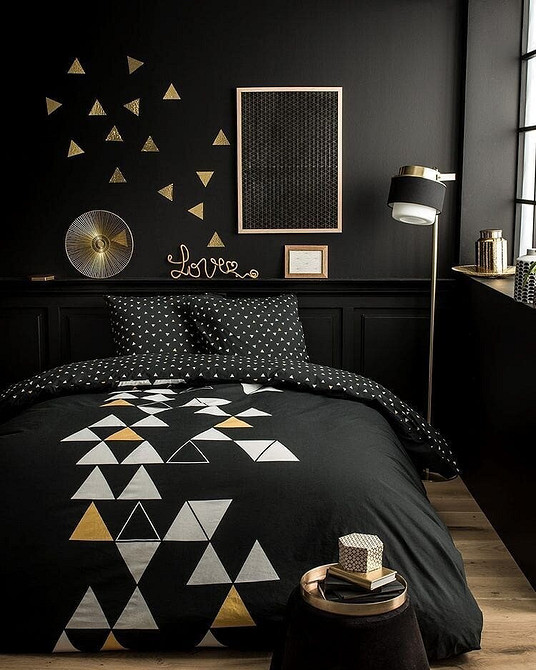 Вітальня 2026: темна шафа та світлий килим створюють баланс і затишок