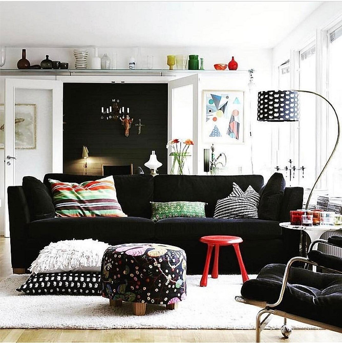 Елегантний інтер'єр з темними меблями, світлими стінами та акцентним освітленням.